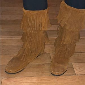 Great condition Minnetonka fringe suede boots